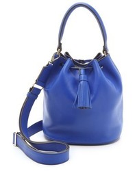 Синяя кожаная сумка-мешок от Anya Hindmarch