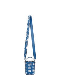 Синяя кожаная сумка почтальона с принтом от Prada