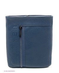 Синяя сумка почтальона от Calvin Klein