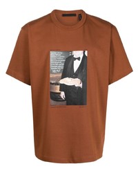 Мужская табачная футболка с круглым вырезом с принтом от Helmut Lang