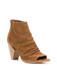 Табачные замшевые ботильоны с вырезом от Strategia