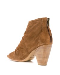 Табачные замшевые ботильоны с вырезом от Strategia
