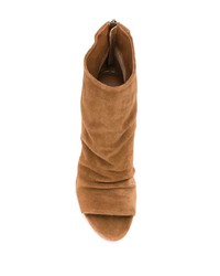 Табачные замшевые ботильоны с вырезом от Strategia