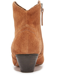 Табачные замшевые ботильоны от Schutz