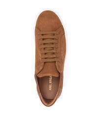 Мужские табачные замшевые низкие кеды от Axel Arigato