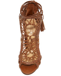 Женские табачные кожаные босоножки от Schutz