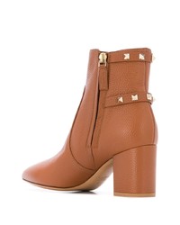 Табачные кожаные ботильоны с шипами от Valentino