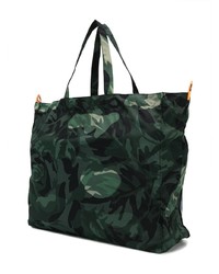 Мужская темно-зеленая большая сумка из плотной ткани с камуфляжным принтом от Alexander McQueen