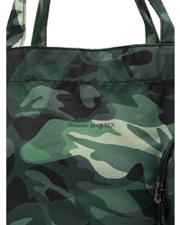 Мужская темно-зеленая большая сумка из плотной ткани с камуфляжным принтом от Alexander McQueen