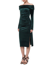 Темно-зеленое бархатное платье с открытыми плечами