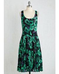 Темно-зеленое платье-миди с цветочным принтом