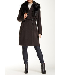 Темно-коричневое пальто с меховым воротником