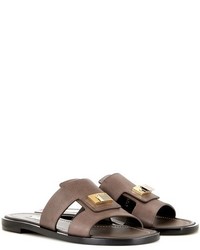 Темно-коричневые кожаные сандалии на плоской подошве с украшением