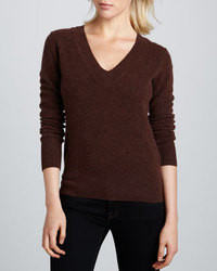 Темно-коричневый свитер с v-образным вырезом