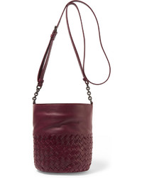 Темно-красная кожаная сумка-мешок от Bottega Veneta