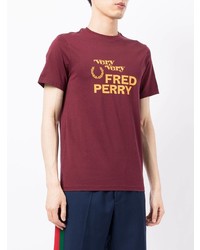 Мужская темно-красная футболка с круглым вырезом с принтом от Fred Perry