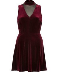 Темно-красное бархатное платье с пышной юбкой