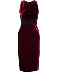 Темно-красное бархатное платье-футляр от Roland Mouret