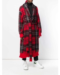 Темно-красное длинное пальто в шотландскую клетку от Alexander McQueen
