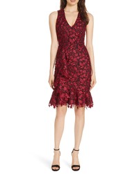 Темно-красное кружевное платье-футляр с рюшами