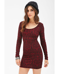 Темно-красное облегающее платье с принтом