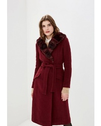 Темно-красное пальто с меховым воротником от Style national