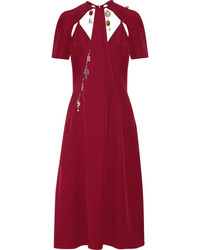 Темно-красное платье-миди с вырезом