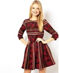 Темно-красное платье с плиссированной юбкой с цветочным принтом