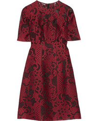 Темно-красное платье с плиссированной юбкой с цветочным принтом от Lela Rose