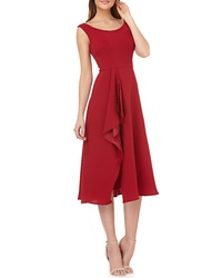 Темно-красное платье с пышной юбкой с рюшами