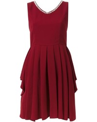Темно-красное платье с пышной юбкой