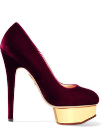 Темно-красные бархатные туфли от Charlotte Olympia