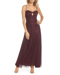 Темно-пурпурное вечернее платье с вырезом