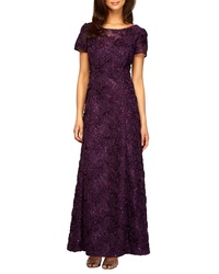 Темно-пурпурное кружевное вечернее платье с украшением