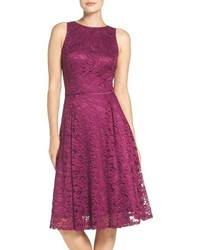 Темно-пурпурное кружевное платье с пышной юбкой