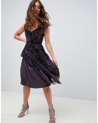 Темно-пурпурное кружевное платье с пышной юбкой с рюшами от Needle & Thread