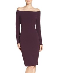 Темно-пурпурное платье с открытыми плечами