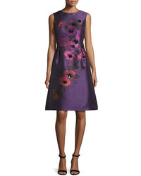 Темно-пурпурное платье с пайетками