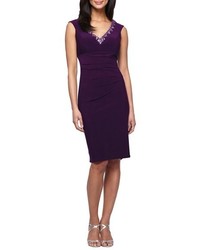 Темно-пурпурное платье-футляр с украшением