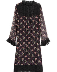 Темно-пурпурное шелковое платье с принтом