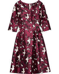 Темно-пурпурное шелковое платье с цветочным принтом от Oscar de la Renta