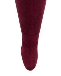 Темно-пурпурные замшевые сапоги от Stuart Weitzman