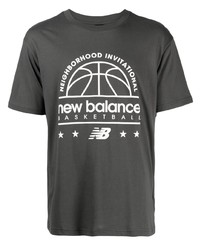 Мужская темно-серая футболка с круглым вырезом с принтом от New Balance