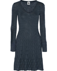 Темно-серое вязаное платье с плиссированной юбкой
