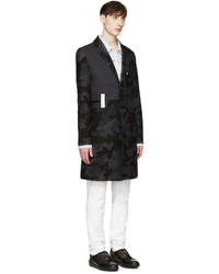 Мужское темно-серое легкое пальто с камуфляжным принтом от Pyer Moss