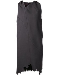 Темно-серое платье прямого кроя