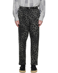 Темно-серые брюки чинос с леопардовым принтом