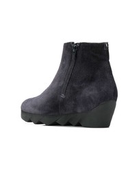Темно-серые замшевые ботильоны на танкетке от Högl