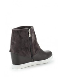 Темно-серые замшевые полусапоги от Betsy