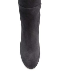 Темно-серые замшевые сапоги от Stuart Weitzman